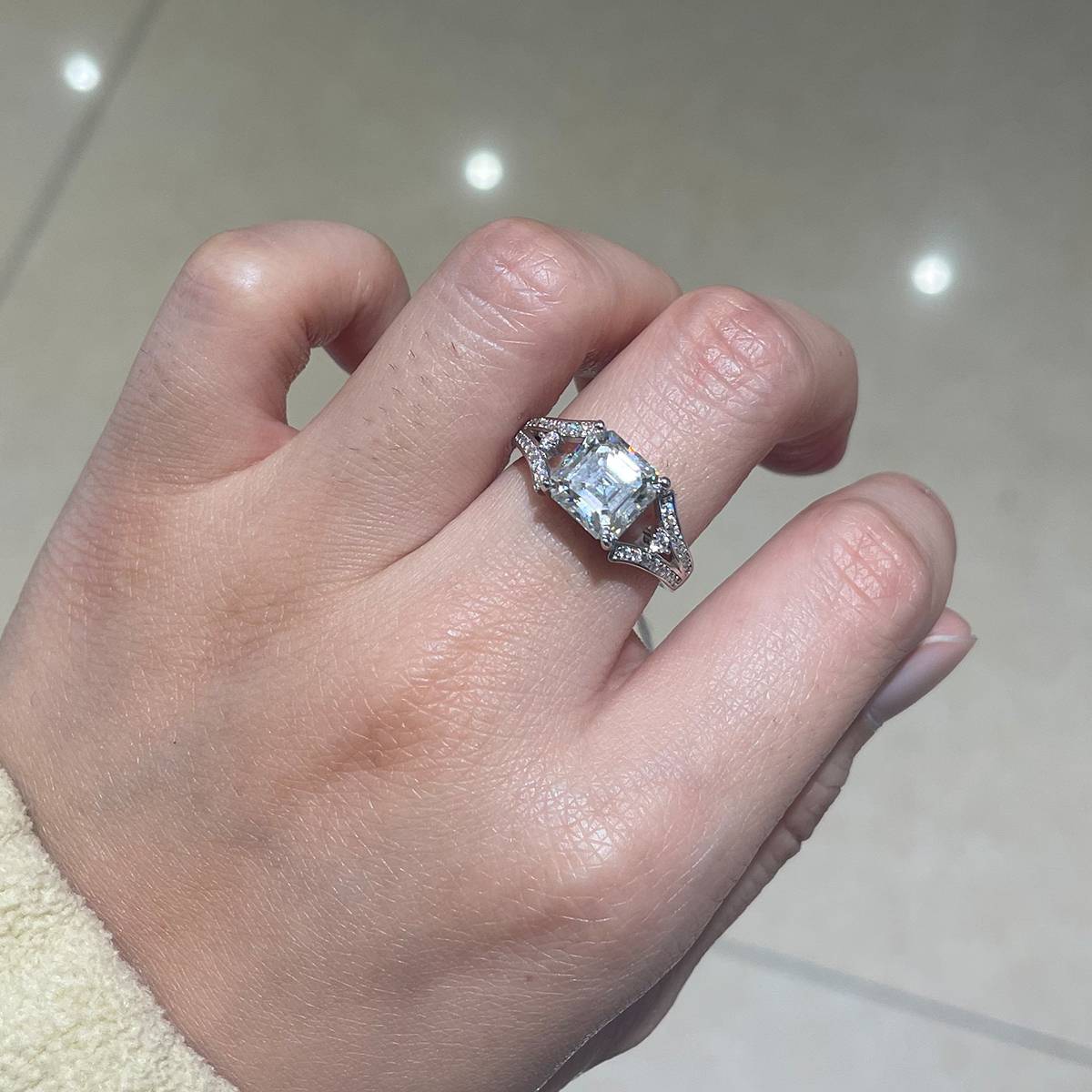 Y臂轻奢方钻女戒S925银镀白金定制选款主石莫桑钻2.5ct/副石高碳钻
